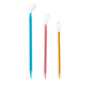 Set van drie aluminium wolnaalden met verschillende diktes en maten voor het naaien van gebreide kleding en om gehaakte delen aan elkaar te naaien.