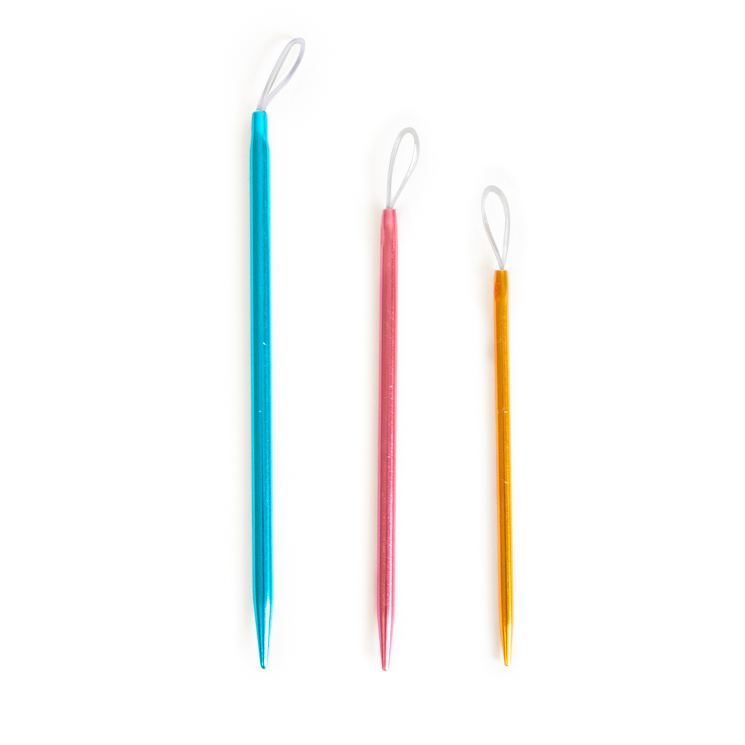 Set van drie aluminium wolnaalden met verschillende diktes en maten voor het naaien van gebreide kleding en om gehaakte delen aan elkaar te naaien.