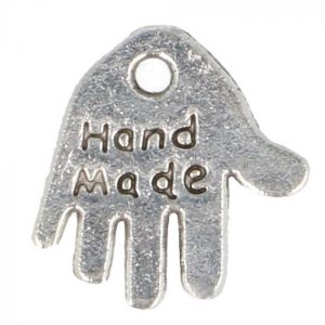Bedeltje hand made in de kleur zilver