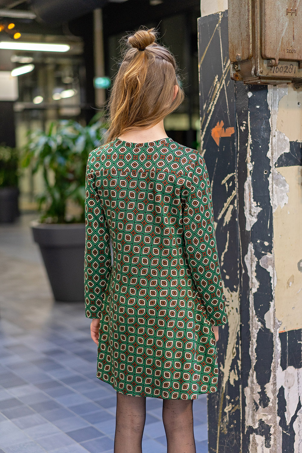 Deze polyester viscose tricot abstract limoen groen kan onder andere gebruikt worden voor het maken van kleding, jurken, rokken, sjaals/doeken, topjes, en meer...