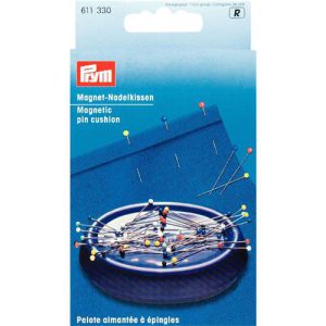 Het magnetische speldenkussen van Prym is een ovaal kussen met een magneet in het midden. Het is gemaakt van plastic, met een pruimkleur. Bewaar al je spelden op één plek met dit handige magnetische speldenkussen! Natuurlijk kan het stootkussen ook worden gebruikt in verschillende domeinen, zoals op kantoor, om nietjes of paperclips op dezelfde plaats te houden.