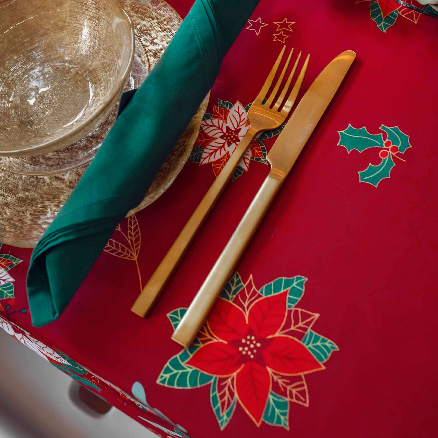 Met de Poplin Poinsettia Xmas stof van Katia Fabrics kun je tafelkleden, servethouders en alle soorten kerstversiering maken die je maar kunt bedenken.