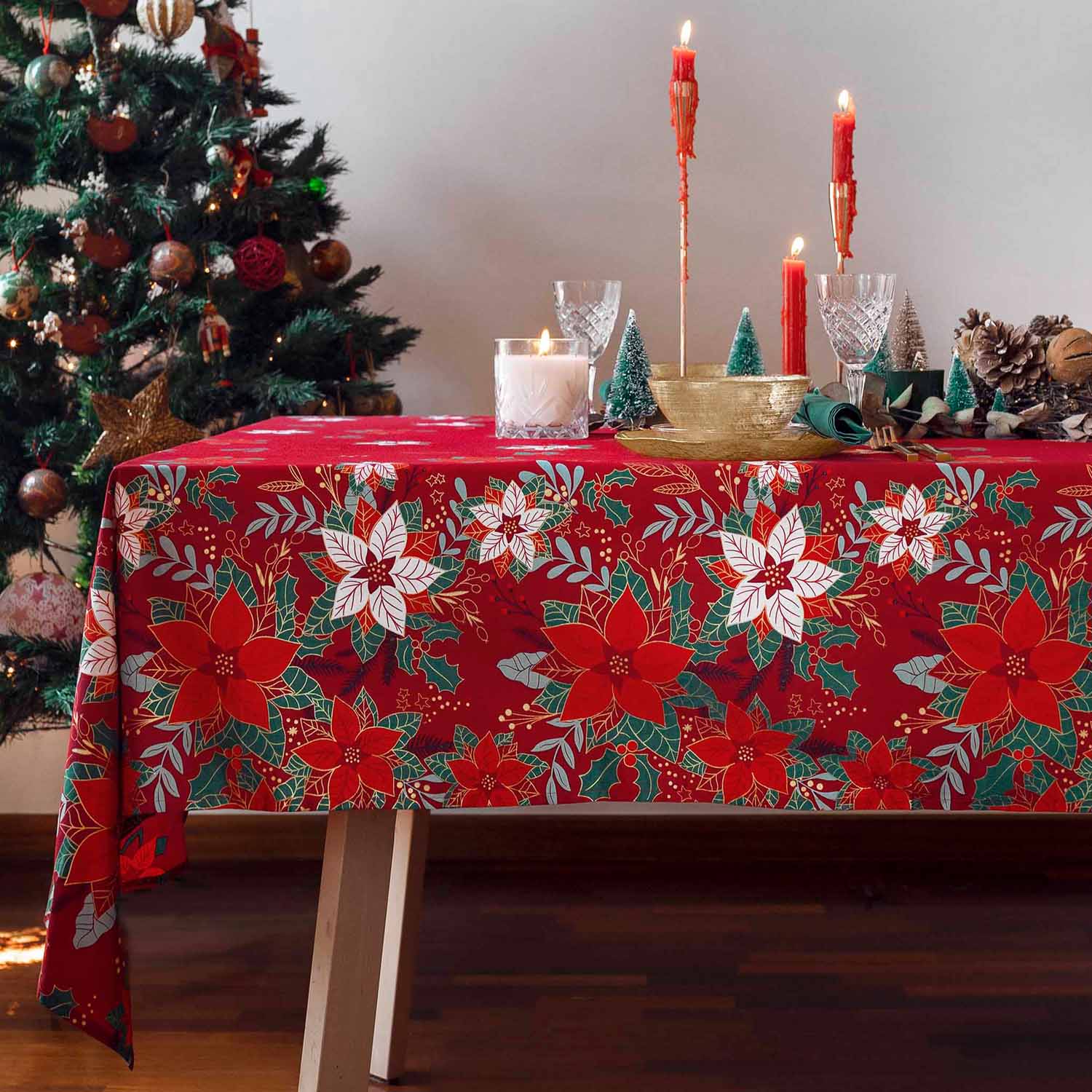 Met de Poplin Poinsettia Xmas stof van Katia Fabrics kun je tafelkleden, servethouders en alle soorten kerstversiering maken die je maar kunt bedenken.