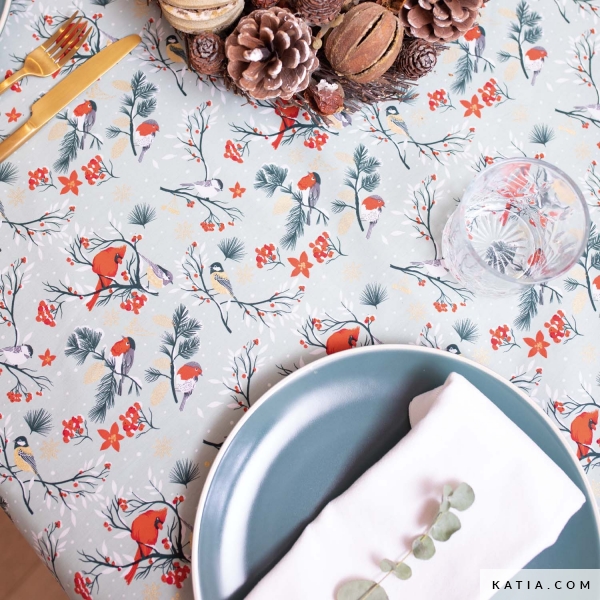 Met de katoenen stof Xmas Poplin Birds Time van Katia Fabrics naai je tafelkleden, servetten, kussens en allerlei kerstdecoraties.