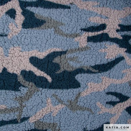 Stof met een pluche-effect en een camouflageprint in blauwe en groene tinten. Deze stof lijkt op schapenvacht, het voelt aangenaam aan en biedt uitstekende warmte.