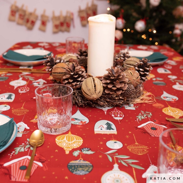 Met de katoenen stof Xmas Poplin Jingle Bells van Katia Fabrics naai je tafelkleden, servetten, kussens en allerlei kerstdecoraties.