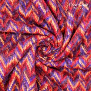 Fibre Mood Flavia is een gebreide stof met een zigzagmotief, gemaakt van acryl, polyamide en polyester en voelt wolachtig aan.