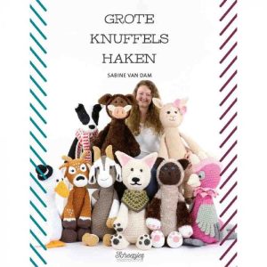 Grote knuffels haken, de titel zegt het al. Amigurumi van een formaat waar u écht mee kunt knuffelen. Knuffels voor piepjong of stiekem al volwassen, dit handwerk is een groot gebaar voor de ander. Dit mag ook groots gegeven worden. Leuk om neer te zetten in de kinderkamer of een lievelingsdier haken voor iemand die achttien wordt. Want laten we eerlijk zijn, knuffels blijven leuk ongeacht de leeftijd. Ik hoop dat jullie met veel plezier en liefde de knuffels gaan maken. Hetzij voor uzelf, hetzij voor een ander. Hetzij in het groot of in het klein Als het maar met liefde is, want dat is van deze handgemaakte projecten het geheim.