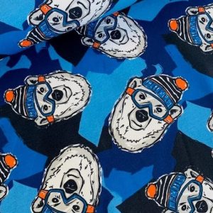 Deze joggingstof met ski beer print kan onder andere gebruikt worden voor kleding, truien, vesten en meer..