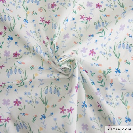 Deze popeline stof heeft een bloemenprint in blauwe, roze en lila tinten op een crèmekleurige achtergrond en perfect voor het maken van lente-zomerjurken en shirts voor het hele gezin