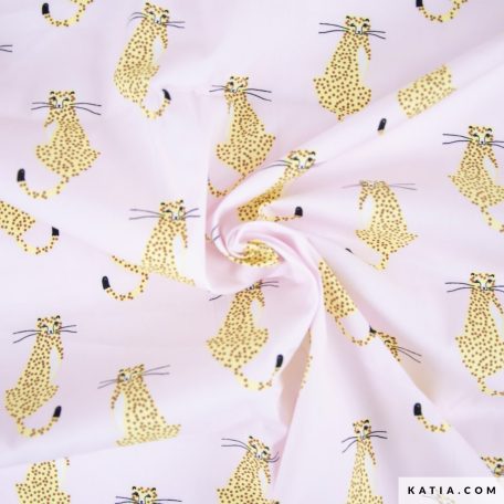 Deze popeline stof heeft een luipaardprint op een lichtroze achtergrond is perfect voor het maken van lente-zomerjurken en shirts voor het hele gezin