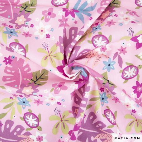 Deze popeline stof heeft een bloemenprint met tropische bloemen en bladeren op een roze achtergrond en is gecertificeerd door de Standaard 100 van Oeko-Tex®