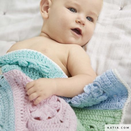 De Bunny Blanket is een compleet pakket met 16 bollen en een folder met het patroon om de granny squares deken te maken en een schattig konijntje.