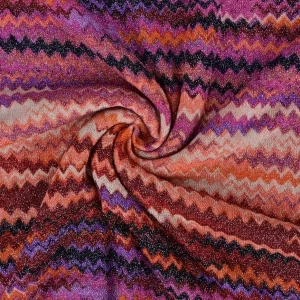 Deze Chevron Lurex met Multi color zigzag is een soepele elastische stof en leuk om shirtjes of jurkjes van te maken