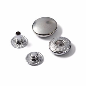 Deze navulverpakking anorak drukknopen van Prym bevat 10 drukknopen van 15mm doorsnee. Ze hebben een medium sluitkracht en openen en sluiten soepel.