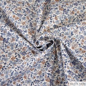 Katoenen popeline stof met een bloemenprint in blauwe en bruine tinten op een witte achtergrond voor het maken van jurken en blouses.