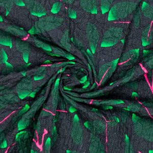 Deze geweven crinkle katoen met digitaal leave patroon wordt gebruikt voor Fibre Mood modellen Electra en Tirza en is duurzaam gemaakt volgens de OEKO-TEX Standard 100