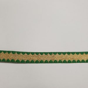 Versier je creaties met deze groene geweven galon band. Deze elegante band geeft een luxe uitstraling aan kleding, accessoires en meer. Perfect voor speciale gelegenheden!