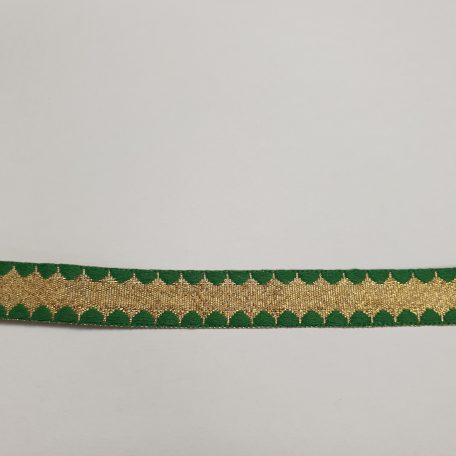 Versier je creaties met deze groene geweven galon band. Deze elegante band geeft een luxe uitstraling aan kleding, accessoires en meer. Perfect voor speciale gelegenheden!