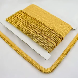 Versier je creaties met deze getwiste lurex pipingband. Deze elegante band geeft een luxe uitstraling aan kleding, accessoires en meer. Perfect voor speciale gelegenheden!