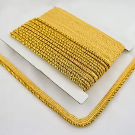 Versier je creaties met deze getwiste lurex pipingband. Deze elegante band geeft een luxe uitstraling aan kleding, accessoires en meer. Perfect voor speciale gelegenheden!