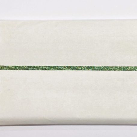 Versier je creaties met deze groene geweven galon band. Deze elegante band geeft een luxe uitstraling aan kleding, accessoires en meer. Perfect voor speciale gelegenheden!