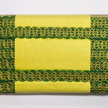 Versier je creaties met deze goud-groene galon band. Deze elegante band geeft een luxe uitstraling aan kleding, accessoires en meer. Perfect voor speciale gelegenheden!