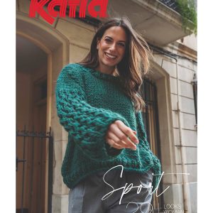 Deze editie bevat een breed scala aan patronen, van truien met verschillende texturen tot jassen en accessoires die perfect zijn voor het herfst-winterseizoen