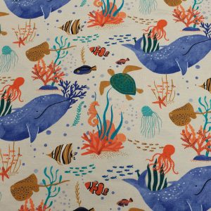 Deze jersey stof met digitale zeedierenprint is gemaakt van 97% gekamde katoen en 3% elastaan, wat zorgt voor een zachte en comfortabele textuur met een lichte rek