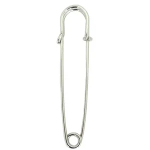 De speld is handig om een kilt of sjaal op zijn plaats te houden, maar hij kan ook enkel decoratief worden gebruikt, bijvoorbeeld op een tas of muts.