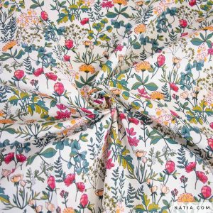 Deze stof heeft een prachtige print van Liberty-stijl bloemen en bladeren in roze, groene en gele tinten, die de elegantie en rust van een Britse tuin oproepe