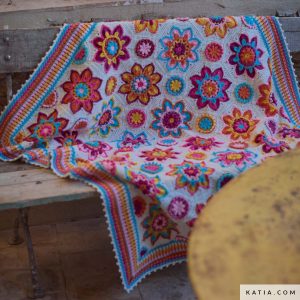 Doe mee met de CAL Flowers Forever 2025! Beleef een unieke ervaring door de spectaculaire gehaakte Flowers Forever-deken van @bokkyshome te maken