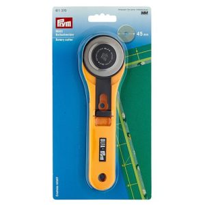 Snijd met precisie tot 8 lagen stof tegelijk met het Prym Maxi Rolmes 611370. Ergonomisch, inschuifbaar mes, verstelbare druk. Perfect voor naaien en patchwork.