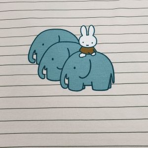 Deze vrolijke Nijntje met olifantstof is erg leuk voor het maken van een shirt of truitje – zo maak je een uniek kledingstuk met je favoriete Nijntje-print!
