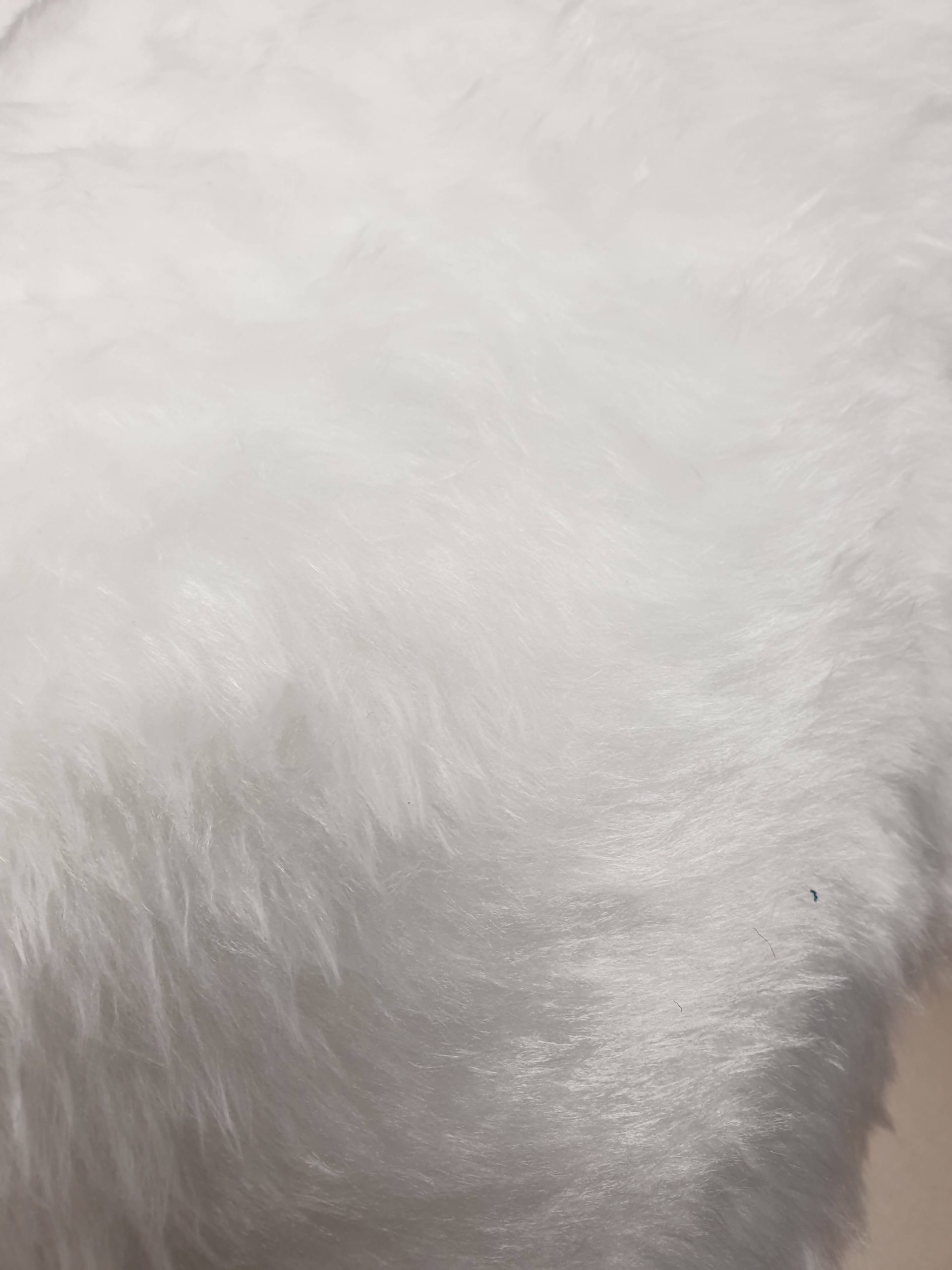 Wit bont korthaar van 100% polyester – perfect voor Sinterklaasbaarden, bontranden aan capes, kostuums en decoratie. Zachte, soepel verwerkbare stof