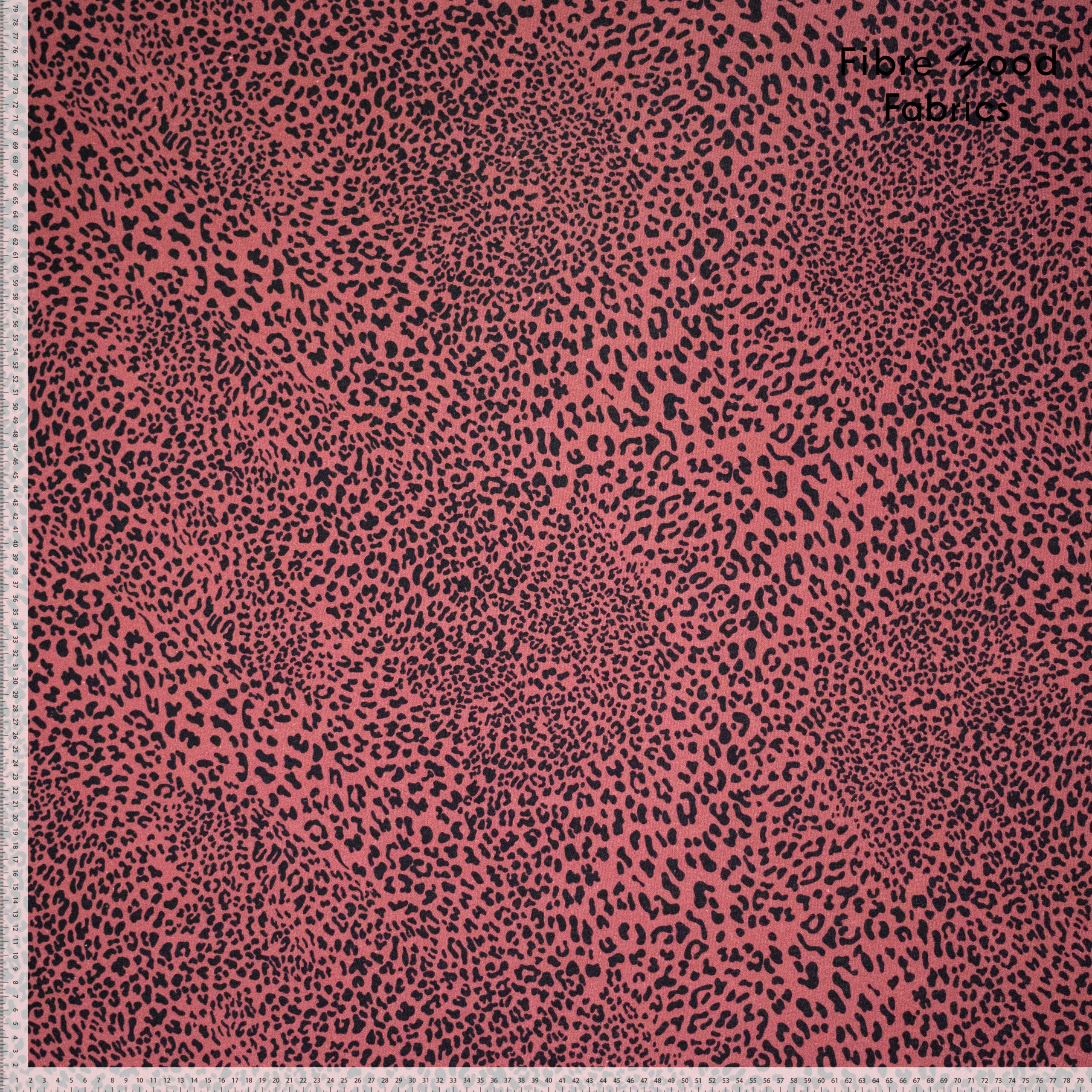 Deze heavy joggingstof met leopard print wordt gebruikt voor Fibre Mood model Carmel en is duurzaam gemaakt volgens de OEKO-TEX Standard 100