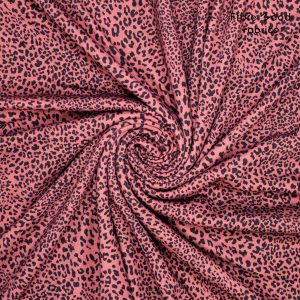 Deze heavy joggingstof met leopard print wordt gebruikt voor Fibre Mood model Carmel en is duurzaam gemaakt volgens de OEKO-TEX Standard 100