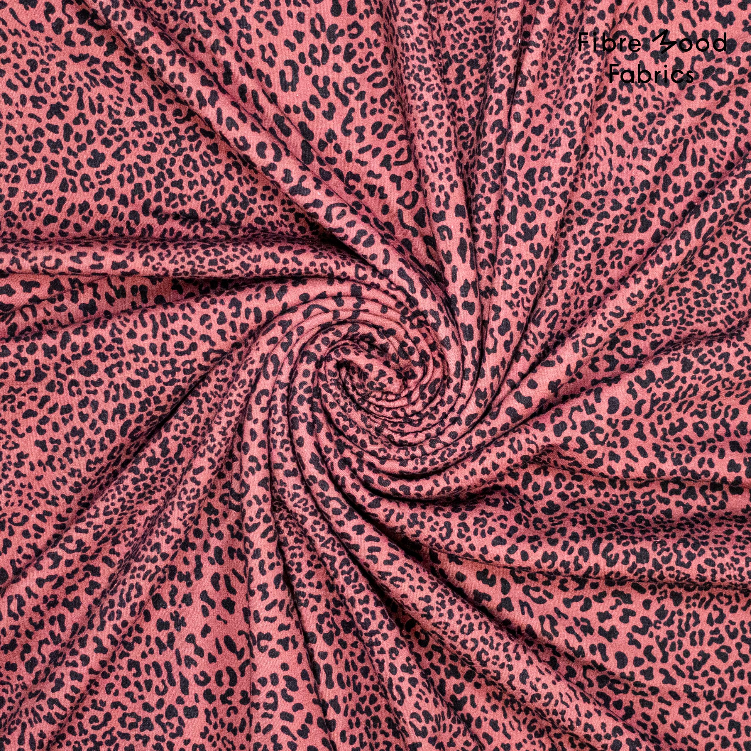 Deze heavy joggingstof met leopard print wordt gebruikt voor Fibre Mood model Carmel en is duurzaam gemaakt volgens de OEKO-TEX Standard 100