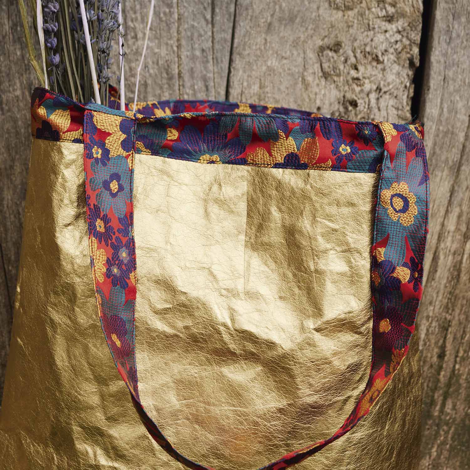 Laat je omhullen door klassieke elegantie met de brokaatstof Red & Green, een stof rijk aan structuur met een levendig bloemenpatroon