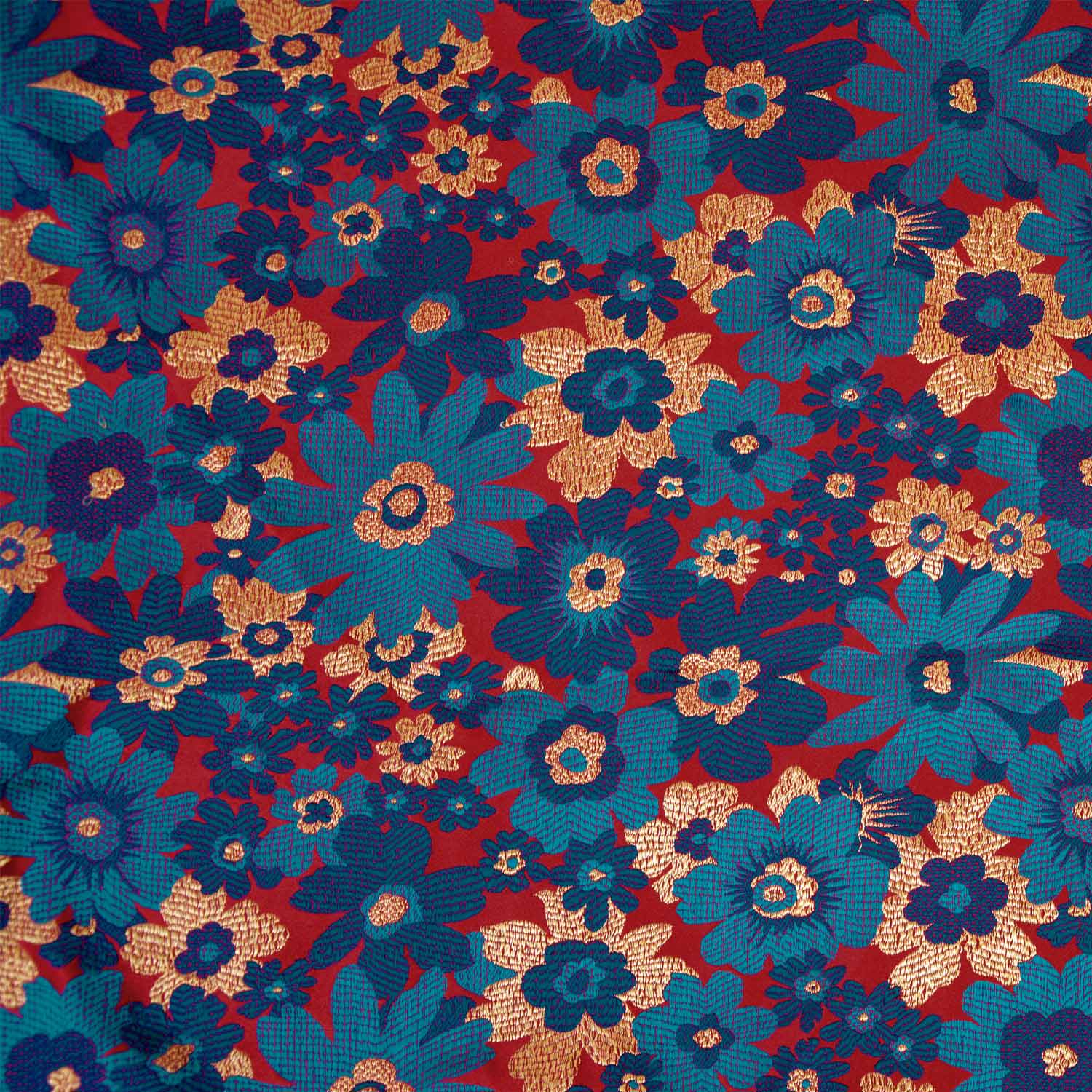 Laat je omhullen door klassieke elegantie met de brokaatstof Red & Green, een stof rijk aan structuur met een levendig bloemenpatroon