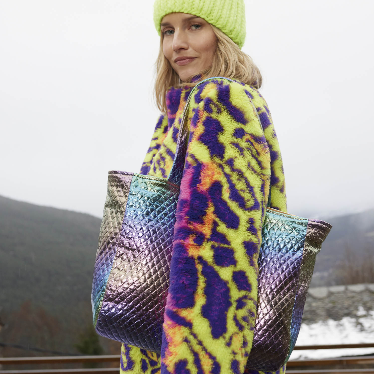 Durf te schitteren met de holografische polyesterstof Purple, een glanzende stof die van tint verandert afhankelijk van het licht.