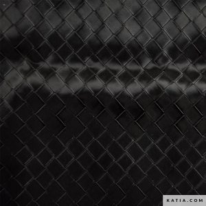 Het gevlochten imitatieleer heeft een moderne en verfijnde uitstraling, waardoor het een uitstekende keuze is voor wie op zoek is naar innovatieve en veelzijdige stoffen voor modeontwerpen.