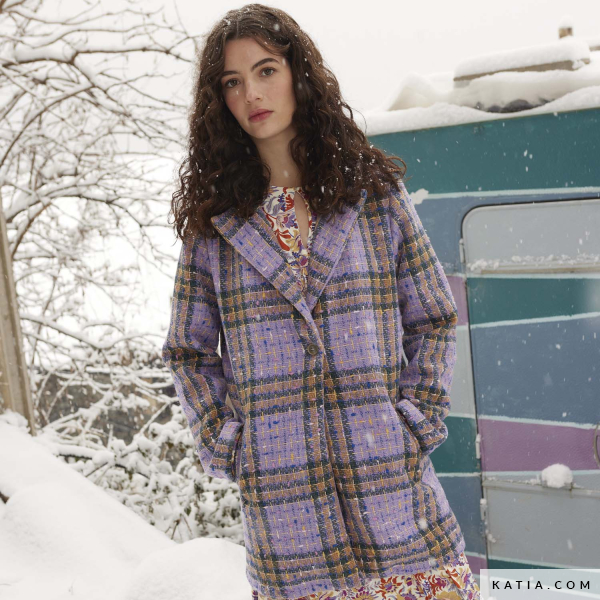 De Katia Soho tweed jasstof is geïnspireerd door stedelijke verfijning en heeft een Welsh ruitpatroon in lavendel- en blauwtinten, waardoor een klassieker een moderne draai krijgt