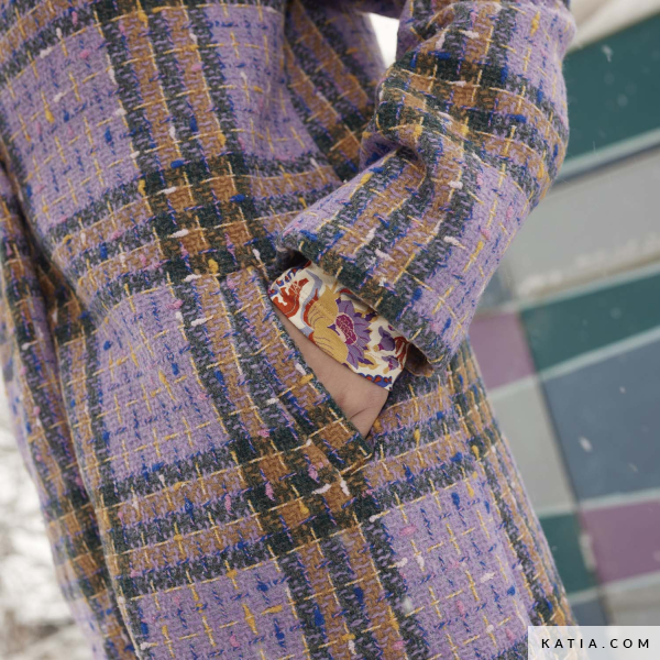 De Katia Soho tweed jasstof is geïnspireerd door stedelijke verfijning en heeft een Welsh ruitpatroon in lavendel- en blauwtinten, waardoor een klassieker een moderne draai krijgt