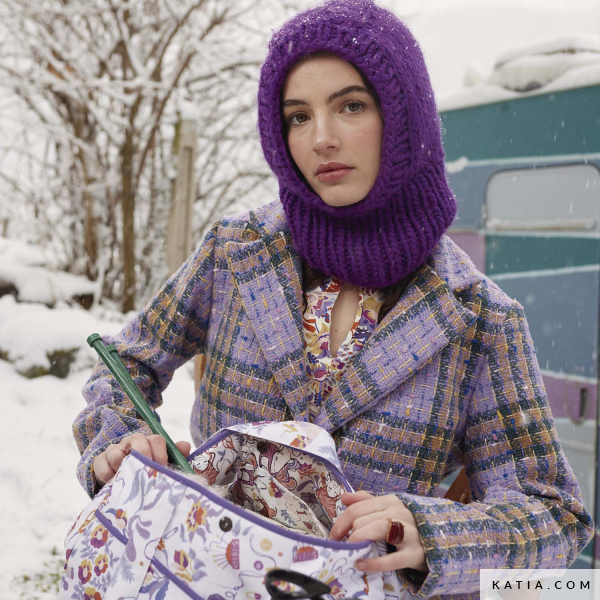 De Katia Soho tweed jasstof is geïnspireerd door stedelijke verfijning en heeft een Welsh ruitpatroon in lavendel- en blauwtinten, waardoor een klassieker een moderne draai krijgt