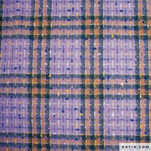 De Katia Soho tweed jasstof is geïnspireerd door stedelijke verfijning en heeft een Welsh ruitpatroon in lavendel- en blauwtinten, waardoor een klassieker een moderne draai krijgt