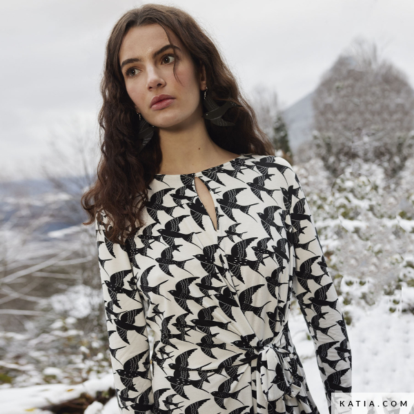 Deze Katia Flying Dreams B&W viscose van 95% viscose en 5% elastaan is het perfect voor het naaien van jurken, T-shirts en blouses met een elegante drapering