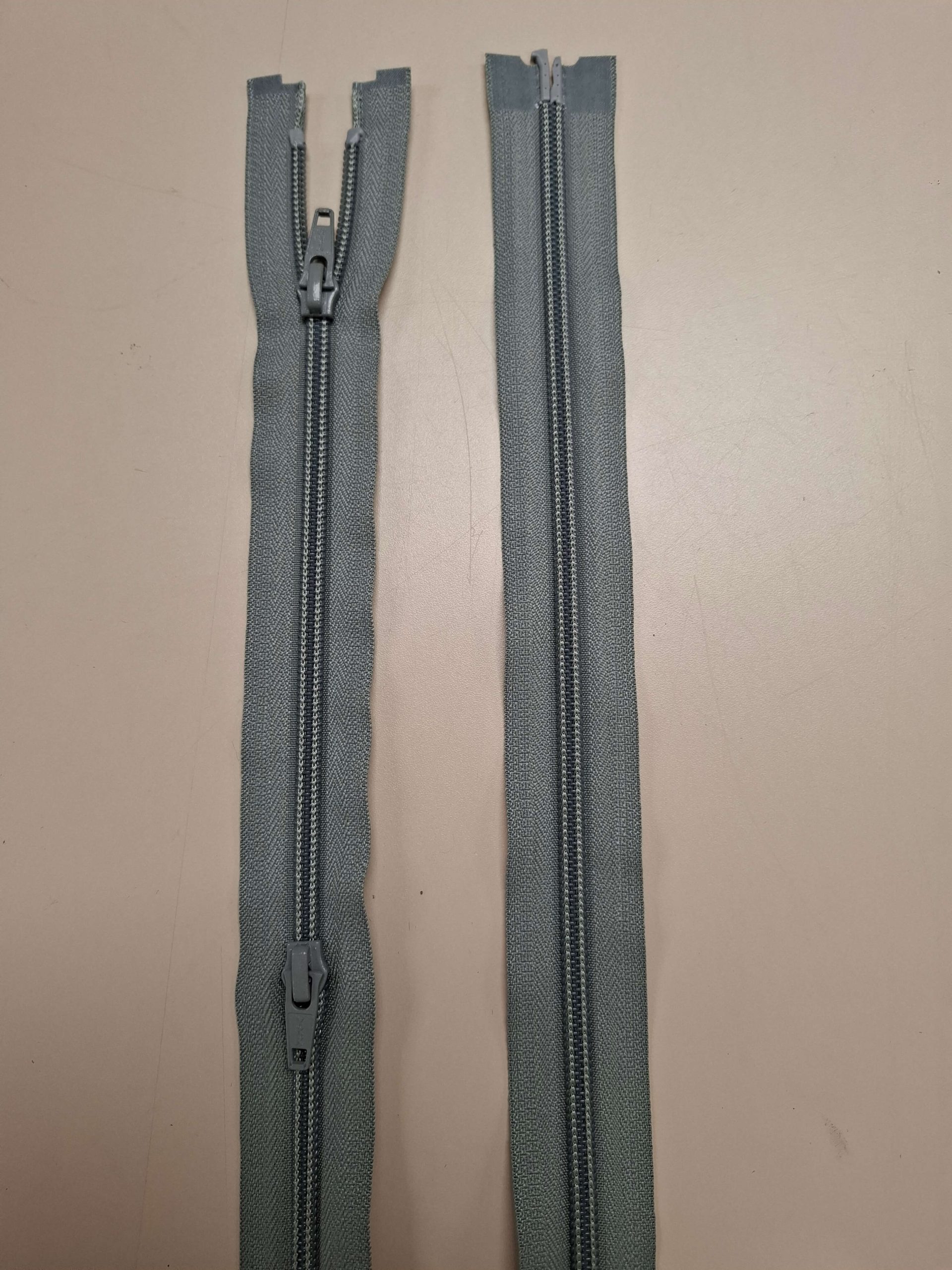 Een YKK rits met een 6 mm brede spiraal vertanding en een rechthoekige ritsentrekker. Deelbare ritsen voor jassen, jacks, vesten en afritsbare mouwen en broekspijpen.