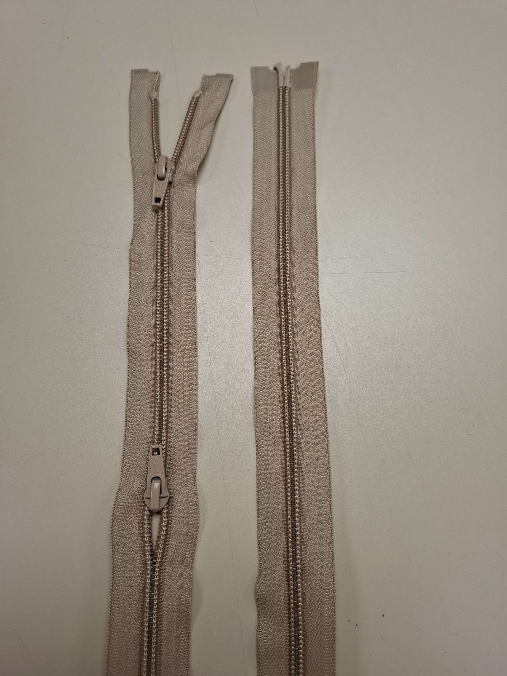 Een YKK rits met een 6 mm brede spiraal vertanding en een rechthoekige ritsentrekker. Deelbare ritsen voor jassen, jacks, vesten en afritsbare mouwen en broekspijpen.