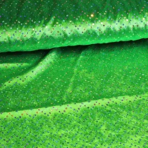 Velours de panne hologram stof in groen met zilveren glans. Stretch, soepel en ideaal voor carnaval en kleding. 100% polyester.
